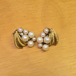 Vintage clip on faux pearl & crystsal earrings